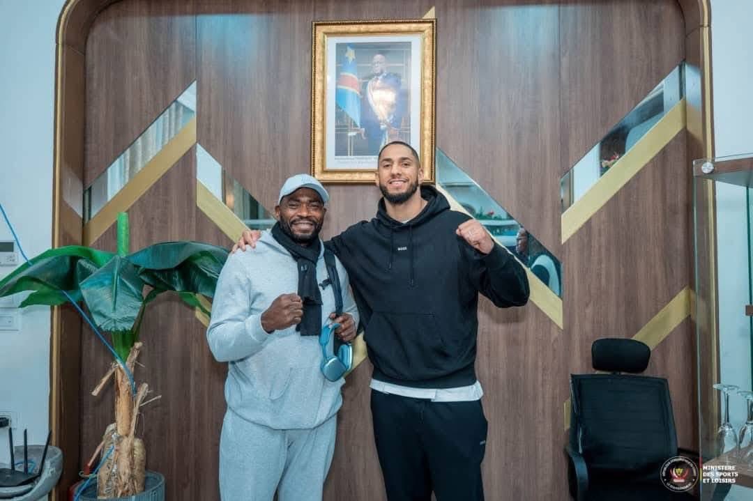 Chronikeco34789's tweet photo. #RDC: Tony Yoka de retour à Kinshasa ! Le champion franco-congolais inspire la jeunesse et prépare une revanche choc contre Martin Bakole. Rencontre avec clubs locaux, stages et motivation pour la nouvelle génération.
La boxe congolaise rêve déjà grand 🇨🇩 #BoxeRDC #YokaVsBakole https://t.co/iENcVXS3cW