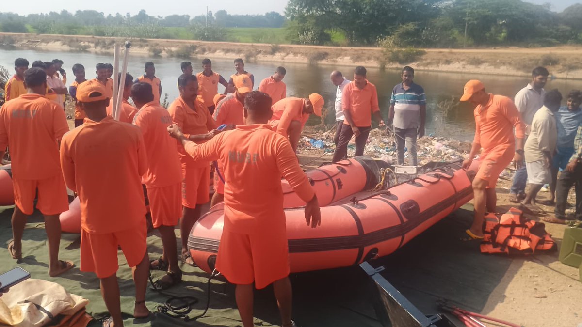 10NDRF's tweet photo. Team 10th Battalion has been deployed for SAR ops at Nagarjuna Sagar Left Canal, Mukundapuram, Nidamanuru, where two persons a/w car drowned on 07.02.26. Ops underway to extricate victims. #NDRF #SAROps.
@NDRFHQ
@ANI
@PIB_India https://t.co/e9QoScAeqV