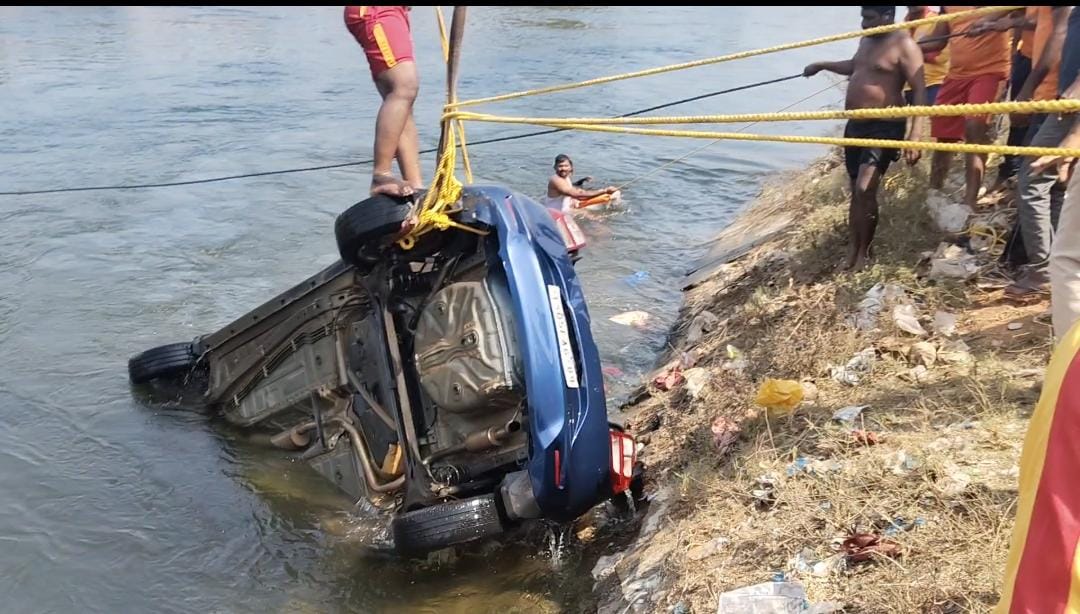 10NDRF's tweet photo. Team 10th Battalion has been deployed for SAR ops at Nagarjuna Sagar Left Canal, Mukundapuram, Nidamanuru, where two persons a/w car drowned on 07.02.26. Ops underway to extricate victims. #NDRF #SAROps.
@NDRFHQ
@ANI
@PIB_India https://t.co/e9QoScAeqV