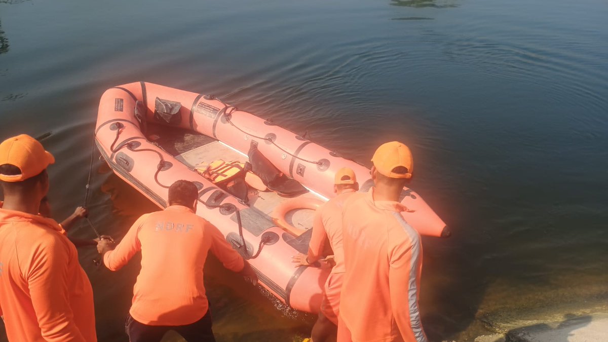 10NDRF's tweet photo. Team 10th Battalion has been deployed for SAR ops at Nagarjuna Sagar Left Canal, Mukundapuram, Nidamanuru, where two persons a/w car drowned on 07.02.26. Ops underway to extricate victims. #NDRF #SAROps.
@NDRFHQ
@ANI
@PIB_India https://t.co/e9QoScAeqV
