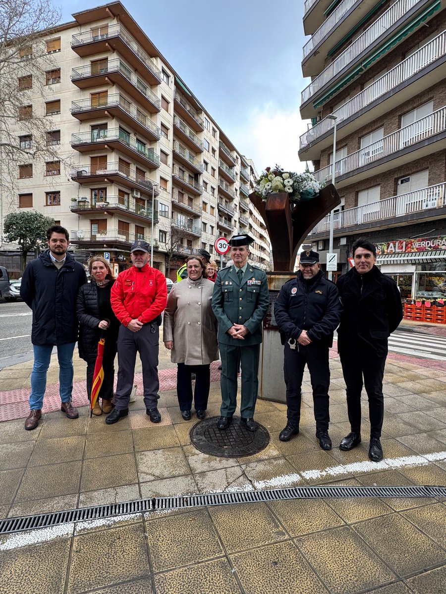 En #Estella acompañando a las víctimas del terrorismo en el día en memoria de los desplazados forzosos por ETA y de todas las víctimas de crímenes contra la humanidad.  Unos quieren borrar a ETA como organización terrorista y otros queremos que nunca se borre la verdad.