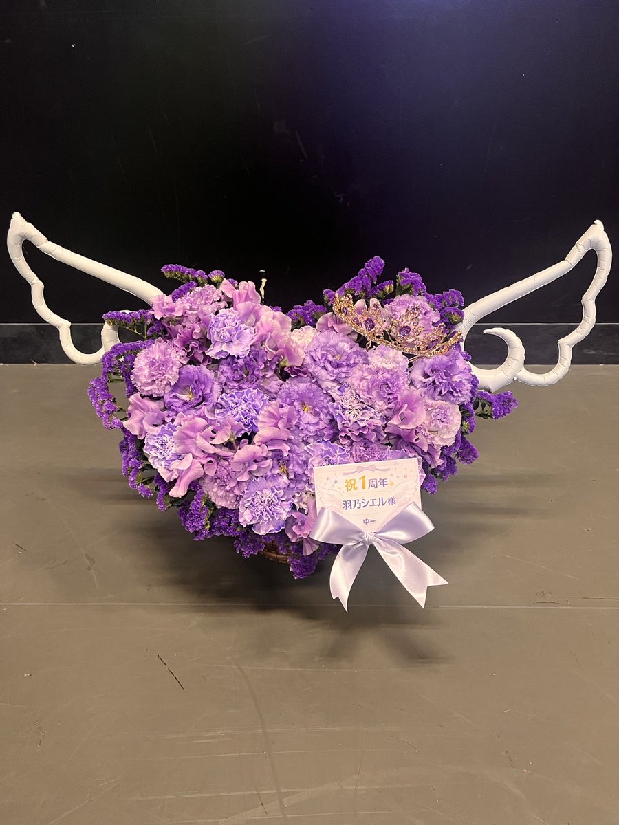 o08de's tweet photo. クインテ 1st Anniversary LIVE
『Quintet Queen』にて
羽乃シエルさんにフラワースタンドと楽屋花を贈らせていただきました！
素敵なイラストを仕立てていただいたイラストレーター様
素敵なお花を仕立てていただいたお花屋さんに感謝です！
とても可愛く仕上がって満足🥰
#クインテ
#羽乃シエル https://t.co/6hnPrSMYFu