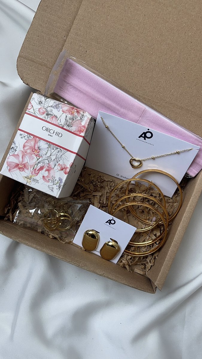 Isiomaniaa's tweet photo. Love in bloom box ❤️

Includes: 
Perfume 
Necklace 
Acrylic/Arabian bangle Mini rings
Mini rings 
Earring.

N35,000

Send a dm to place an order ✨ https://t.co/42pwfrI8A9