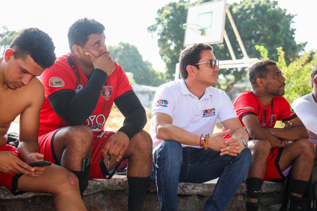 Compartiendo una mañana de fútbol y amigos en la cancha del emblemático colegio Liceo Celedón; un espacio desde el que también construimos territorio junto a los profes de la Liga de Docentes. 

Continuamos alzando las banderas del Pacto Histórico y el presidente Petro en todos