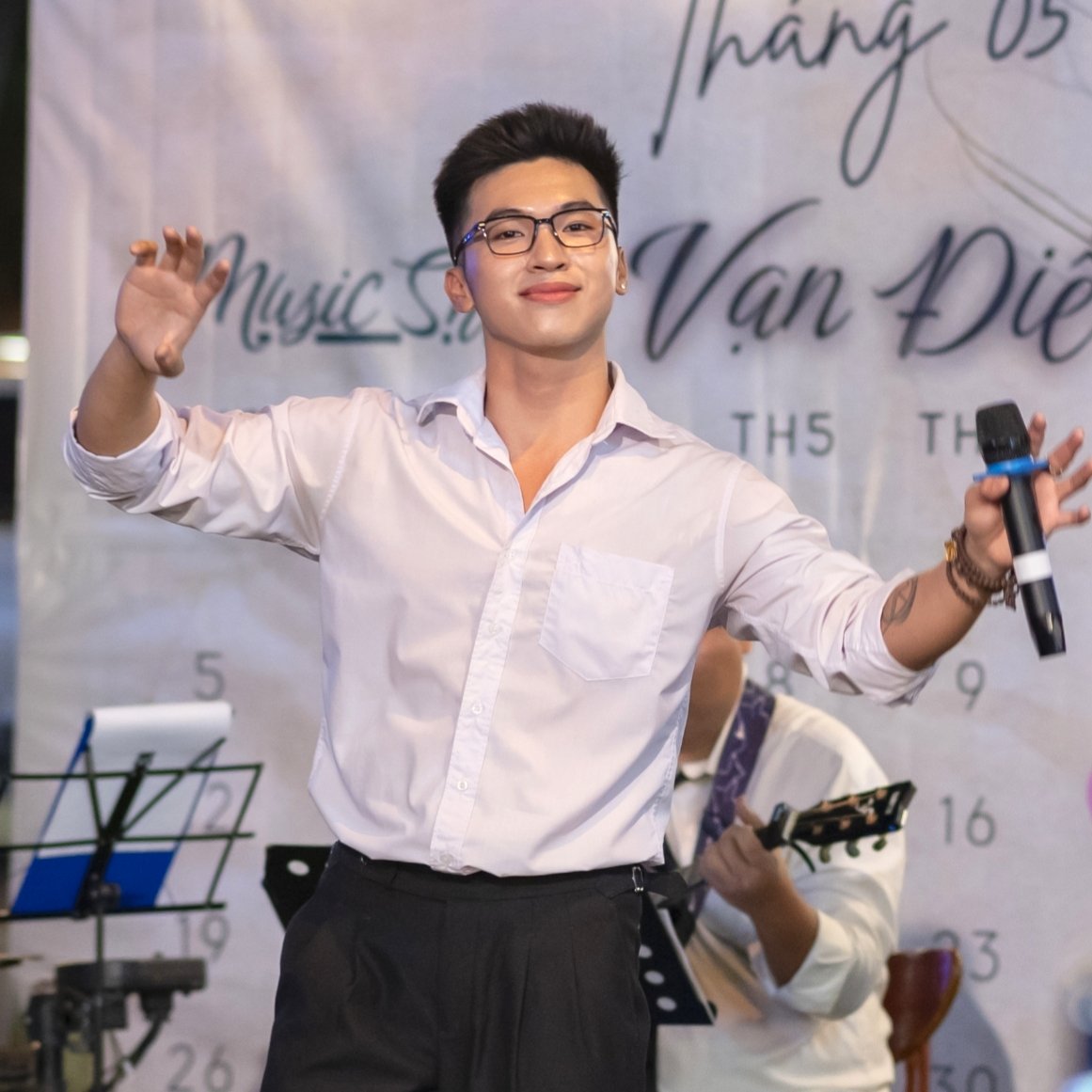 SingerTahi's tweet image. Thêm kính cho mấy em đừng kêu anh trap... 🔥✨
#tahi #singer #mister