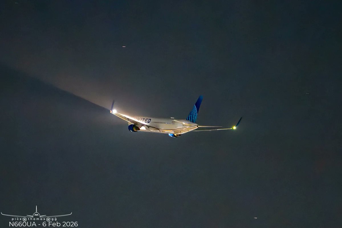 picsthomasgg's tweet image. Up, up and away for @united's #B767 N660UA on Friday night's UA925 to Washington IAD