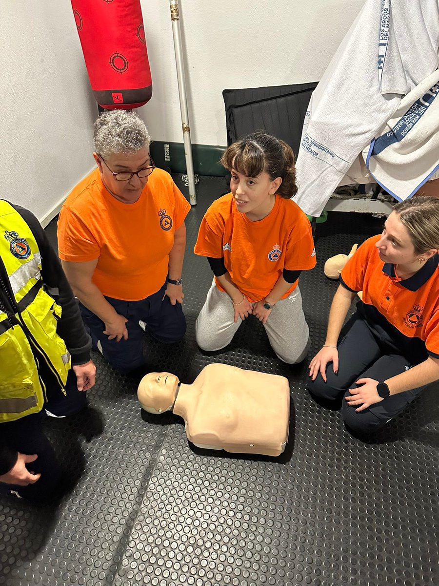 Hoy, parte de nuestros voluntarios #protecciónCivil están realizando reciclaje #DESA y #SVB 
Como sabéis la importancia de esta formación es recordar y practicar cómo se puede #SalvarVidas #RCP