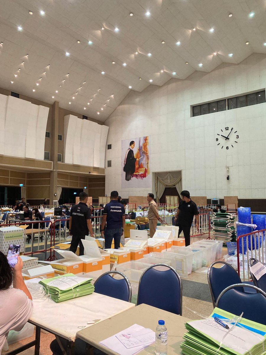 afternoonweds's tweet image. ❗️ทุกคนคะะะ ❗️ช่วยแชร์ให้หน่อยค่ะ ปทุมธานี เขต 7 หน่วยเลือกตั้งใน มทร.ธัญบุรี ไม่โปร่งใสค่ะ เจ้าหน้าที่ไม่ยอมให้เข้าไปดูการนับคะแนน  น้องนักศึกษาใน ม. กำลังไปประท้วง มีการใช้ผ้าคลุมกล้องวงจรปิดด้วย #การเมืองไทย #เลือกตั้ง69