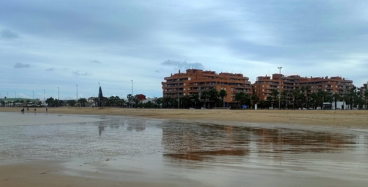La desembocadura del Guadalquivir, esta mañana, en #Sanlúcar. El río estaba plácido y sosegado, nada que ver con ese caudal con el que amenaza en su curso medio.