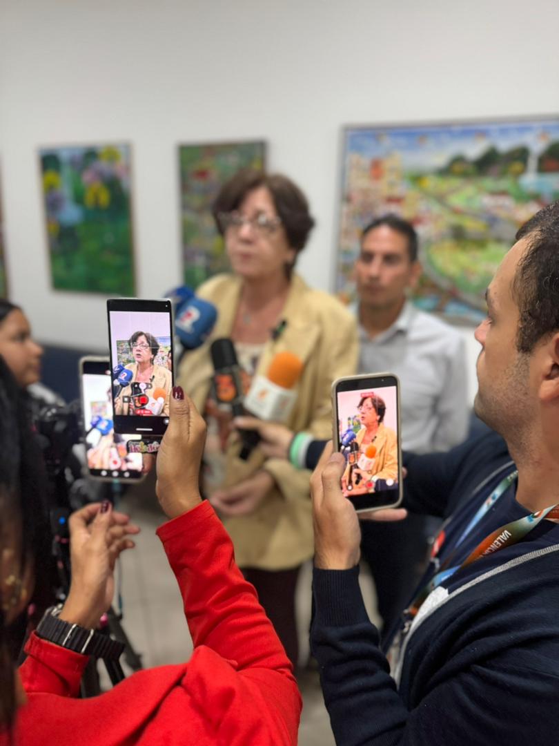 FAPUV's tweet photo. Encuentro en Valencia de universitarios de UC,APUCV y FAPUV, gremios de trabajadores y gremios de empleadores reivindicó la remuneración salarial del trabajo en Venezuela, y debatió una ruta de reconstrucción del salario y  cuantificación de la deuda por prestaciones sociales https://t.co/iXjAKWqu49