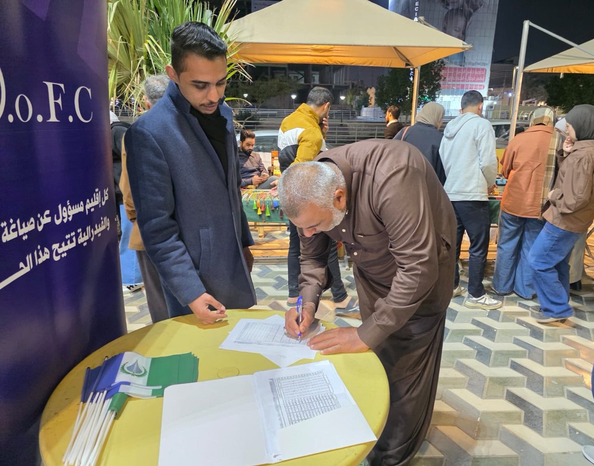 basratoday__1's tweet photo. بصريون يشاركون في ملء استمارة إعلان التصويت الخاصة بإقليم البصرة
.
. https://t.co/fLK0TuOCh3