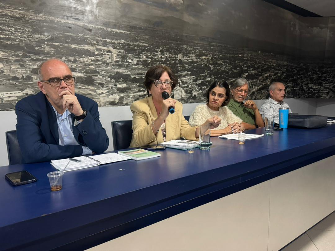FAPUV's tweet photo. Encuentro en Valencia de universitarios de UC,APUCV y FAPUV, gremios de trabajadores y gremios de empleadores reivindicó la remuneración salarial del trabajo en Venezuela, y debatió una ruta de reconstrucción del salario y  cuantificación de la deuda por prestaciones sociales https://t.co/iXjAKWqu49