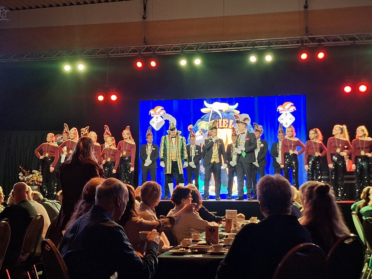 Super mooie galavond in #Rossum #tempel nieuwe locatie. Alles komt beter tot zijn recht nu. <a href="/nLestenStuuver/">'n Lesten Stuuver</a> van geluid, licht tot en met beeld. Onze gerstemaaier bewegend in  beeld. Wauw zo mooi gedaan. #carnaval #gala