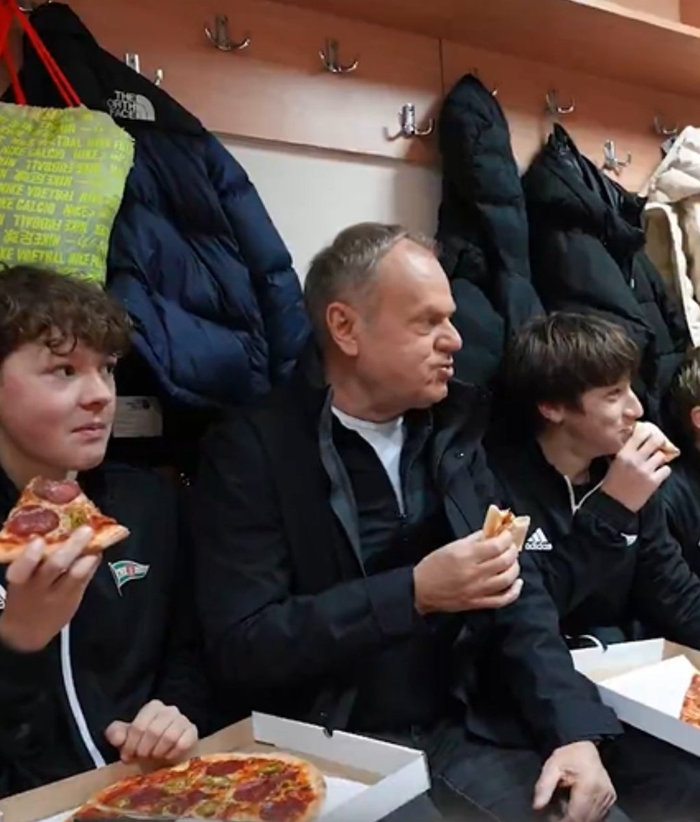 Rosnące ceny prądu i gazu, służba zdrowia w zapaści, kryzys demograficzny, chaos w sądownictwie, rekordowa dziura budżetowa, a premier kraju w środkowej Europie zbiera grzyby, rysuje pieska, obiera ziemniaki, je żurek albo pizzę 🤡🙃