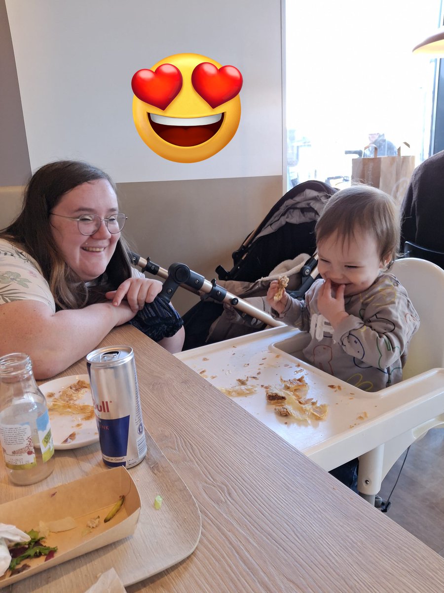 tamara26011996's tweet photo. Hema geweest vandaag ook nog lekker broodje gegeten met mams en riley https://t.co/3mJmtd5umy
