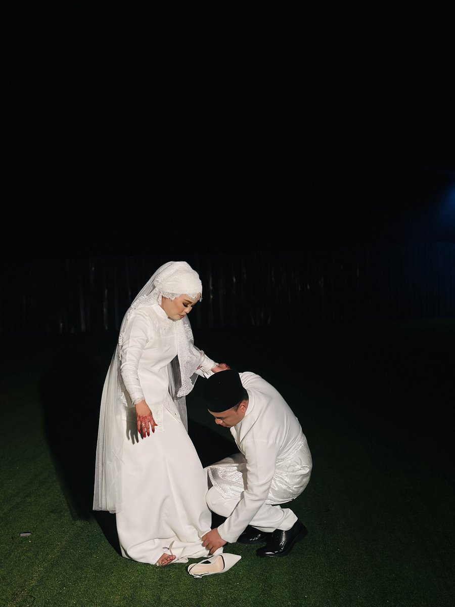 __frhnn's tweet photo. Last night was magical ✨i love all the things from my wedding. Especially my man ehek 🌚 https://t.co/g5nARYnnOQ