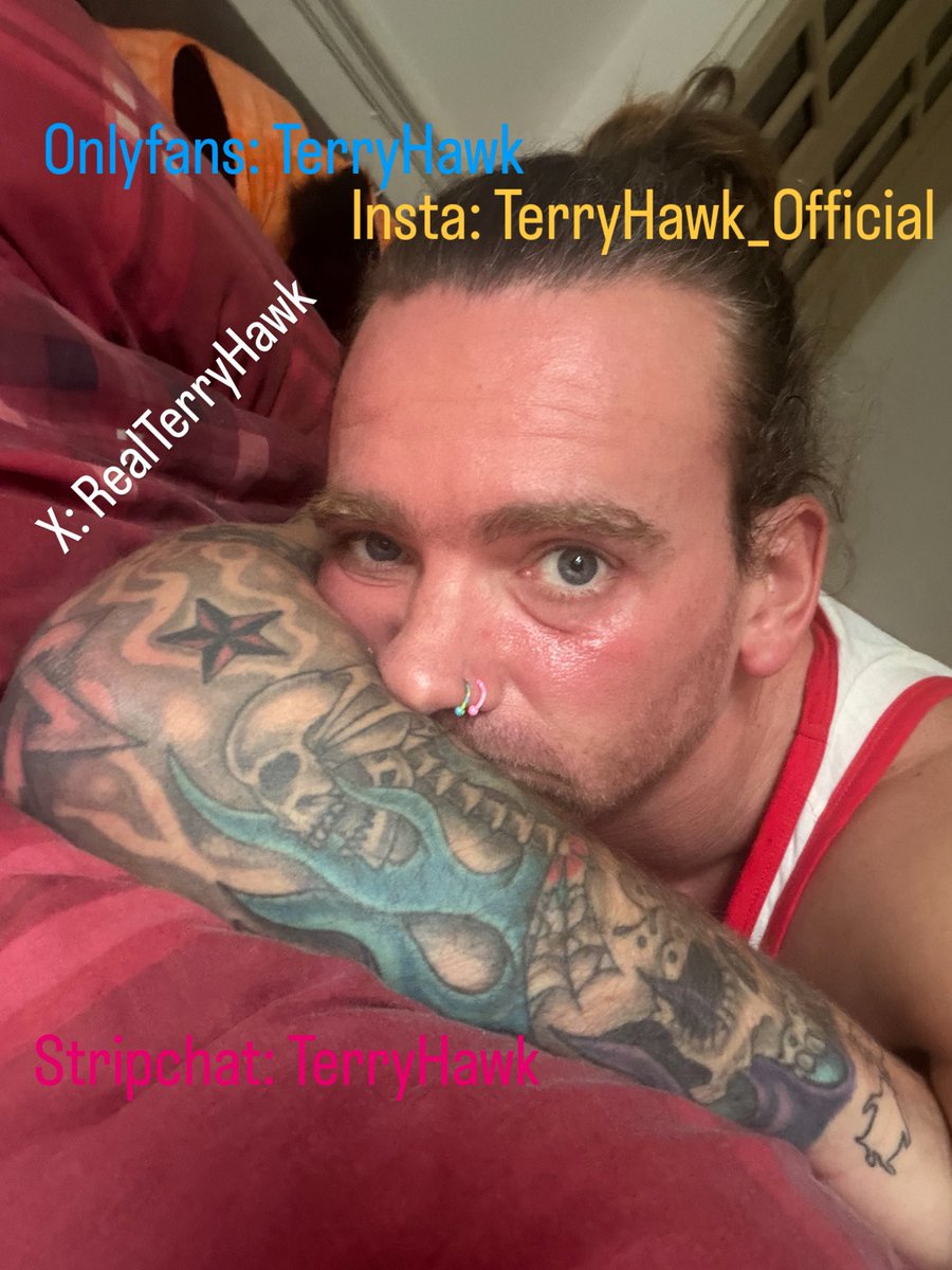 RealTerryHawk's tweet photo. Sundays aren’t always loud.
Sometimes they’re quiet… heavy-inked skin still warm from the weekend.
No rush. No alarms. No pretending.
If you’re sliding into your Sunday like this too come get comfortable with me.
TH❤️
#SundayVibes #ChillEnergy #TattooedMen #AltModel #InstaDaily https://t.co/0dYs5WEFdT