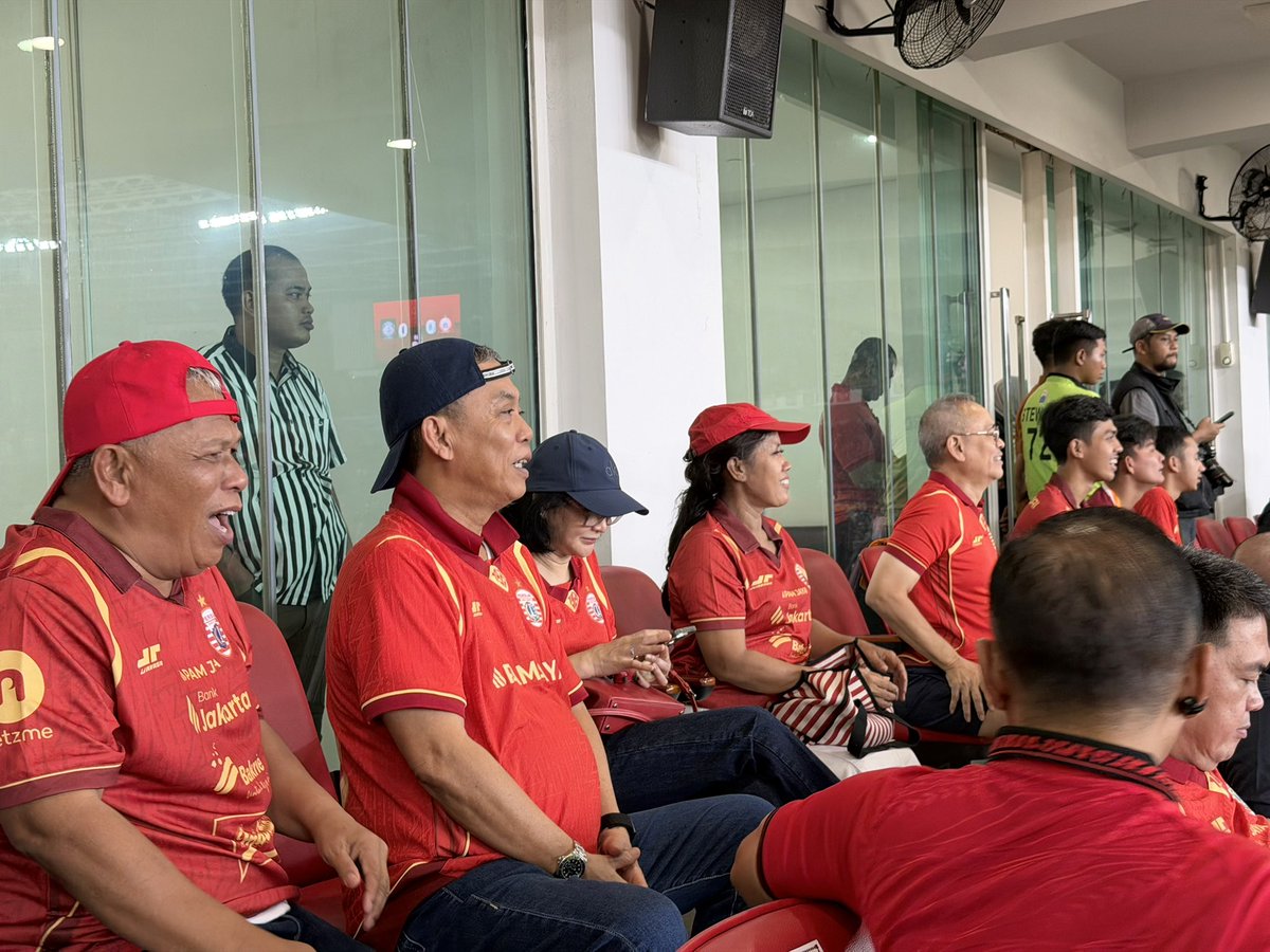 Hari ini (8/2) Persija harus menerima hasil yang belum berpihak. Bermain di kandang sendiri, tentu harapan menang begitu besar. Namun sepak bola selalu punya cerita, ada kemenangan, ada kekalahan. Dan malam ini, kita belajar dari hasil tersebut.

Puluhan ribu Jakmania hadir,