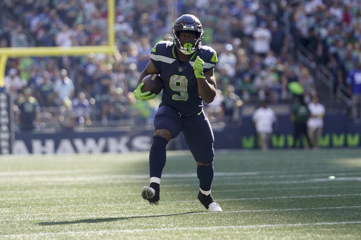 tokiyeo_'s tweet image. Kenneth Walker OVER 71.5 rushing yards ⚡️

Highest rushing line in the entire game (71.5) with elite workload projection. 
👉 Books don’t hang the biggest number unless they expect touches. #NFL #SuperBowl #lockpicks