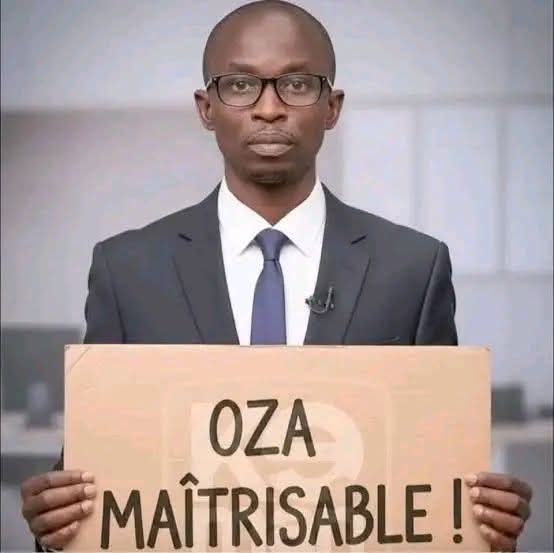 #RDC 🚨🚨🚨
Procès KAMIZELO : coût de chapeau a l'homme dit “maîtrisable”
Monsieur KAMIZELO, surnommé mister maîtrisable, a semé le chaos dans la cour tribale qui composait son procès.
Poursuivi pour offense au chef de l’État après avoir qualifié <a href="/Presidence_RDC/">Présidence RDC 🇨🇩</a> Tshilombo