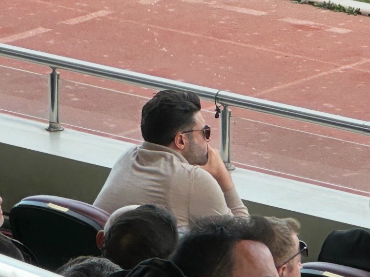 Seni asla yalnız bırakmayacağız Başkan… Sen Bursaspor için elinden gelenin en iyisini yaptın. Biliyoruz ki bugün en üzgün olan sensin. Ne karar alırsan al, asla yalnız değilsin. Bu taraftar seni iyi günde bulmadı. Alacağın her kararda da yanında olmaya devam edeceğiz.