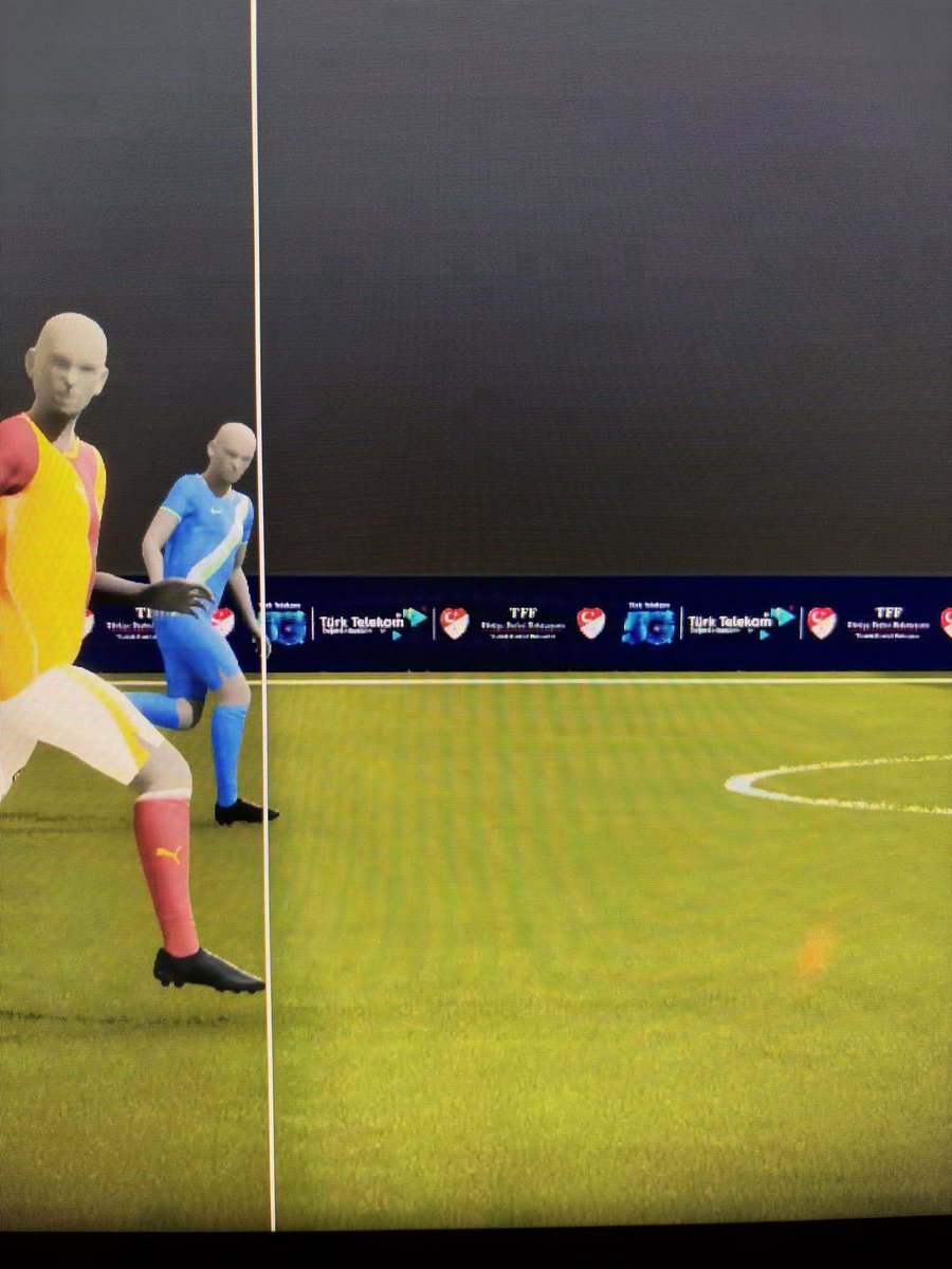 Ahmetercanlar's tweet image. Ligin kaderi VAR monitöründen belirleniyor. Belli kulüplerin bu milimetrik pozisyonlarda aleyhlerine hiç bir şey çıkmıyor. Tarih bir gün olan bitenleri yazacak. Bugün bize deli gözü ile bakıyorlar. Yarın aaa öyleymiymiş diyecekler. Aşağıdaki iki görüntü asla aynı değil. Asla…