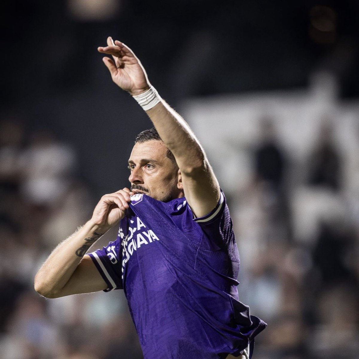 Las acciones positivas de Facundo Castro, como las omisiones y acciones negativas de los demás, lo hacen escalar y posicionarse más alto en la tabla de idolatría violeta.

Está en Defensor porque él quiso y porque su ego se lo permitió. Hizo un esfuerzo importante para venir y