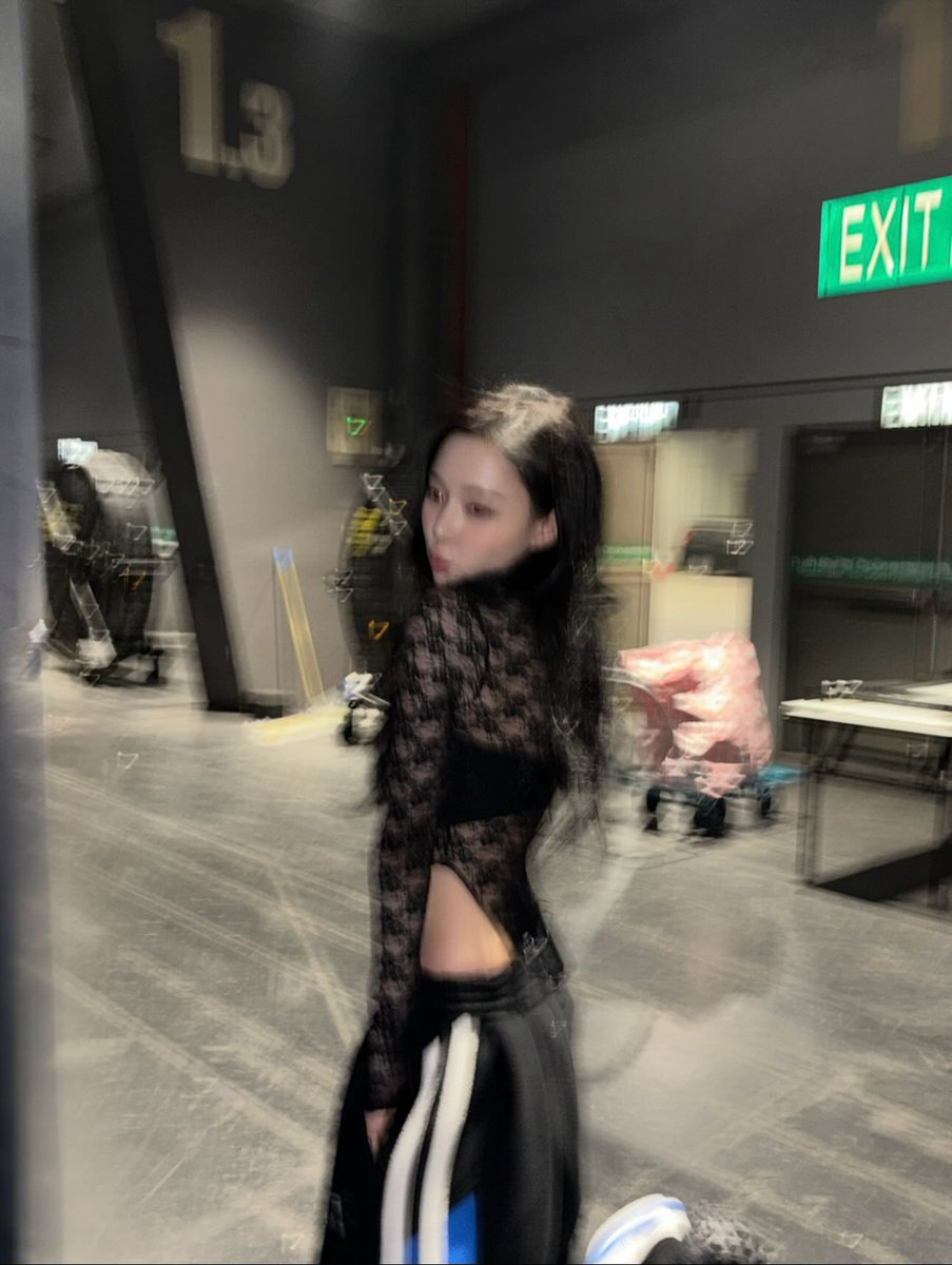 ถึงรูปจะเบลอ แต่ความสวยชัดเจนลงกลางใจ ส่วนนั่นป้ายทางออก EXIT เหรอคะ แล้วทำไมมายถึงหลงหาทางออกจากใจน้องหนาวไม่ได้เลย 🫰