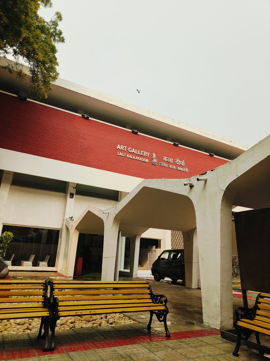 खिड़कियों से झांकते बिंब
आसमान से झरती कल्पनाएं
बिना व्याकरण
प्रकृति रच रही एक कविता
