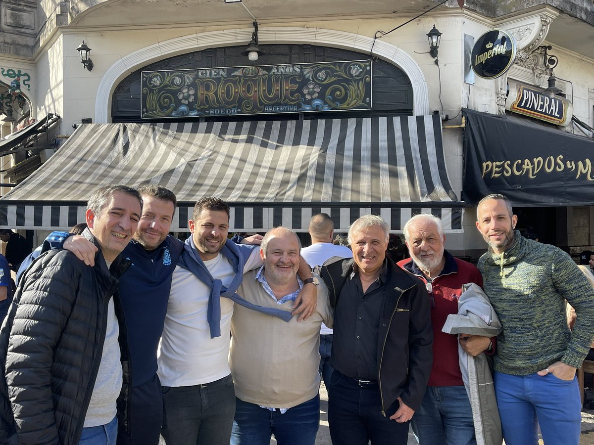 maxicianni's tweet photo. Hace un año nos dejabas físicamente, pero también nos dejabas con esas enseñanzas, esas picardías, y ese humor ácido que tenías. Tu grupo de amigos te extrañamos, Vito querido. Besos al cielo. 💙❤️💙 #sanlorenzo https://t.co/95FFE5soyp