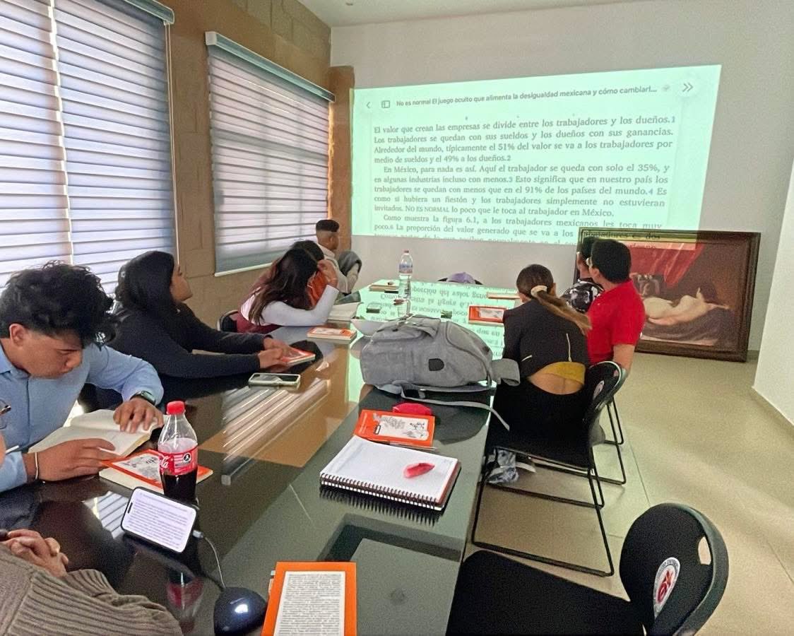 FNERRR_NACIONAL's tweet photo. 𝐒𝐞𝐦𝐚𝐧𝐚 𝐞𝐧 𝐬𝐨𝐥𝐢𝐝𝐚𝐫𝐢𝐝𝐚𝐝 𝐜𝐨𝐧 𝐂𝐮𝐛𝐚 🇨🇺

Durante la semana, los fenerianos realizaron diversas actividades en sus escuelas, como lectura de artículos y proyección de documentales, con la finalidad de que los jóvenes conozcan la situación que vive Cuba

🇨🇺 ✨✊🏻 https://t.co/NuWHHSnH39