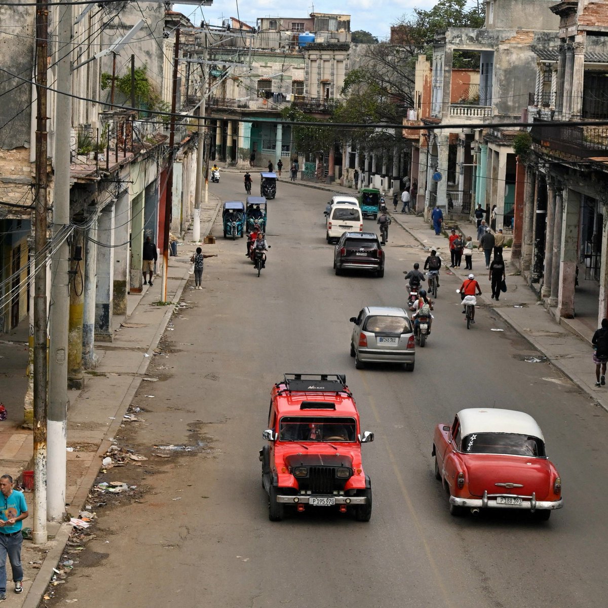 clarincom's tweet image. CUBA CIERRA HOTELES POR LA FALTA DE ENERGÍA

Cuba comenzó a cerrar hoteles y a reubicar turistas por la falta de combustible, en medio de una crisis energética que golpea a toda la isla. El Gobierno busca reducir el consumo en plena temporada alta, mientras el colapso eléctrico…