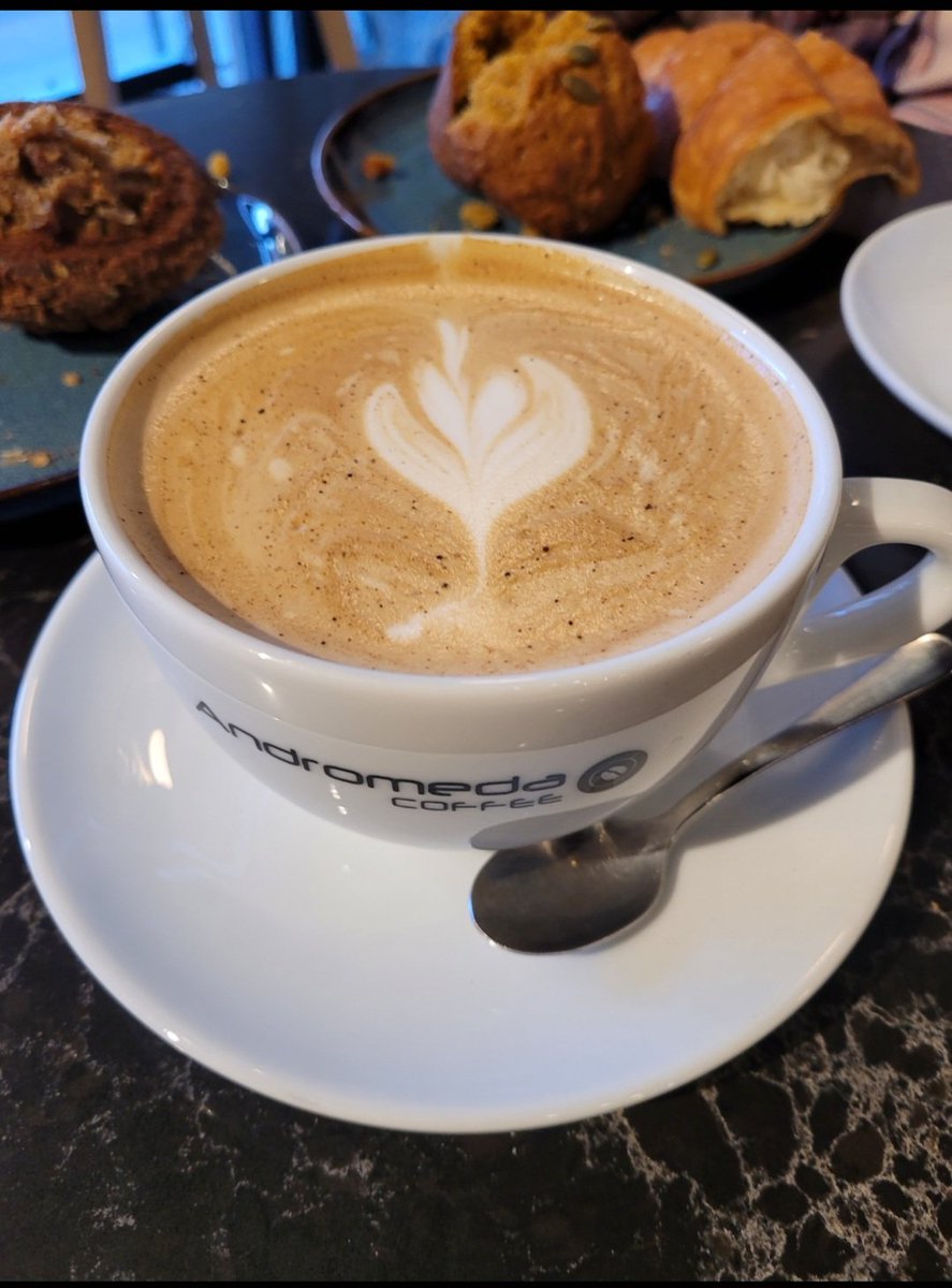 Landryj38's tweet image. Coffee in hand ☕Letting Minecraft grind the resources while I pretend to be productive 
What should the next build be? 👀Drop ideas 
I have lots of wood and moss now  trying to shade like  @BdoubleO100

#Minecraft #Gaming #BuildIdeas #SurvivalMinecraft #Gamers #hermit