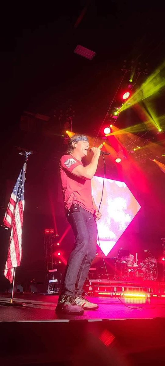 SweetmamaJJL's tweet image. #BradArnold #3DD @3doorsdown a amazing man, a brother at heart, a friend. I'm thankful I got to know Brad, Jenny and the family, plus enjoy his amazing music, he was a great guy, and will never be forgotten. 🕊 💚