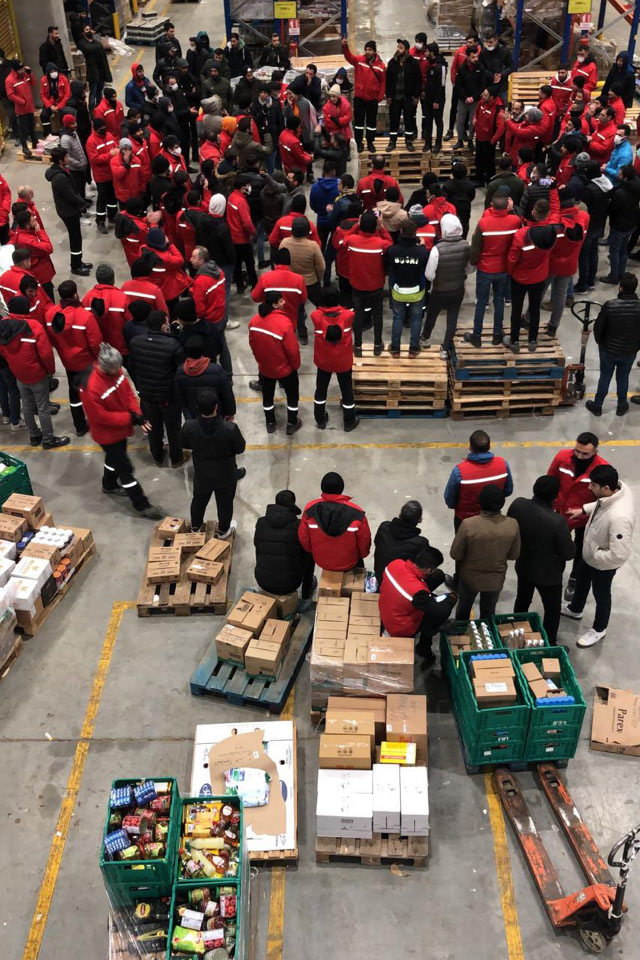 Ülkede hızlı ve görünmez biçimde yayılan  teşaronlaşma,en çok lojistik sektöründe. Perakende,e-ticaret ve gıda zincirinin arkasında büyük depolar var. Güvencesiz,örgütsüz ve ucuz işgücü bu ışıltılı tüketimin içinde işlerin hiç de göründüğü gibi olmadığını gösteriyor.
#Depoişçisi