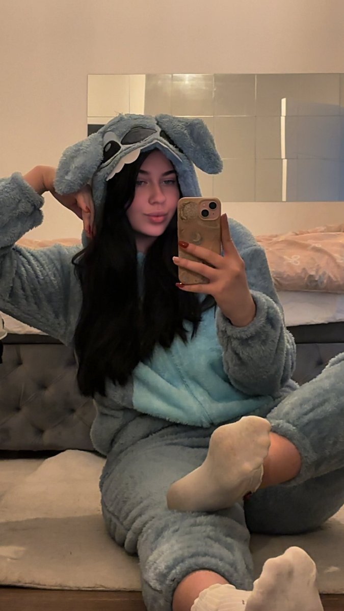 all4katherina's tweet photo. Onesie and socks kind of day જ⁀➴ ♡ https://t.co/B8pQhhYSA2