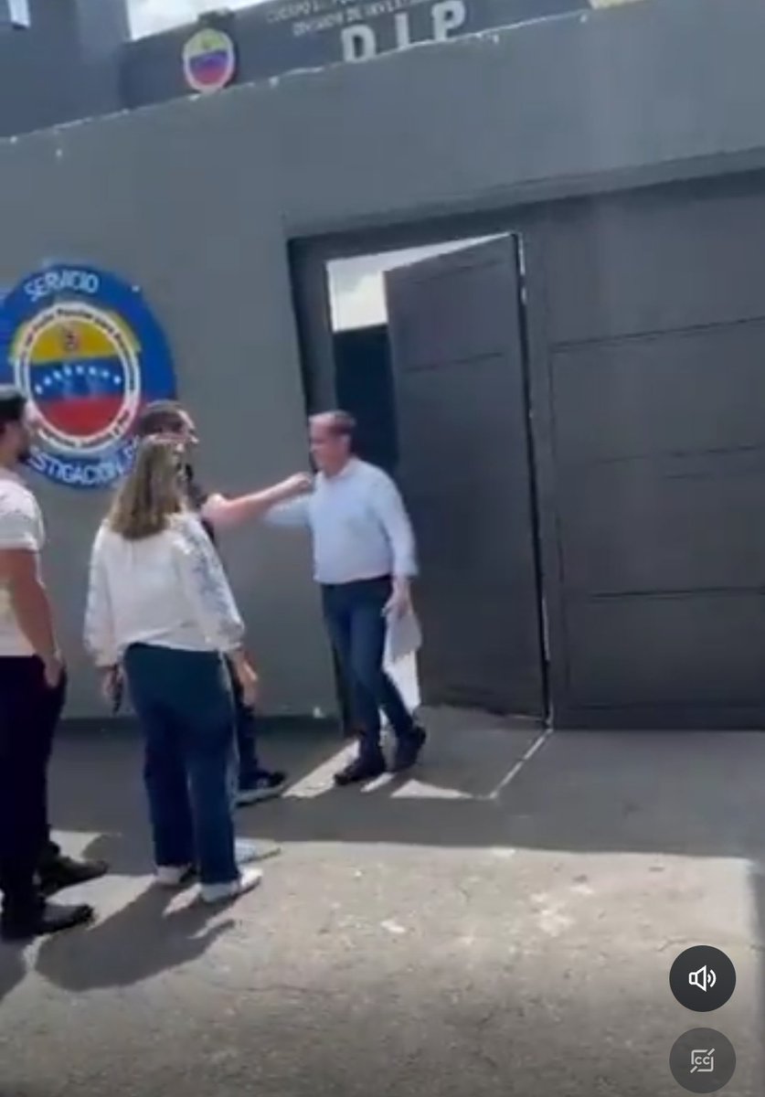 SonPolemicas's tweet photo. Guanipa salió de prisión gordo, rozagante, sin señales de tortura o maltrato...Pero según los Escuálidos le metían electricidad por el ano durante horas todos los días y lo "crucificaban" como a Cristo, sin comida ni agua.
Todo era mentira. https://t.co/GfUcT8P2B2