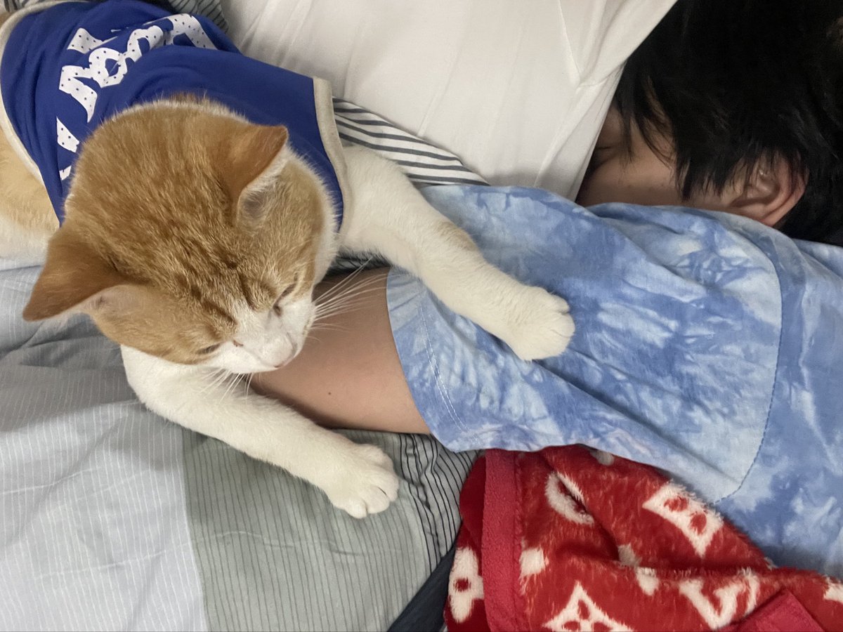 ประกบซ้ายขวาเลยว้อย😵