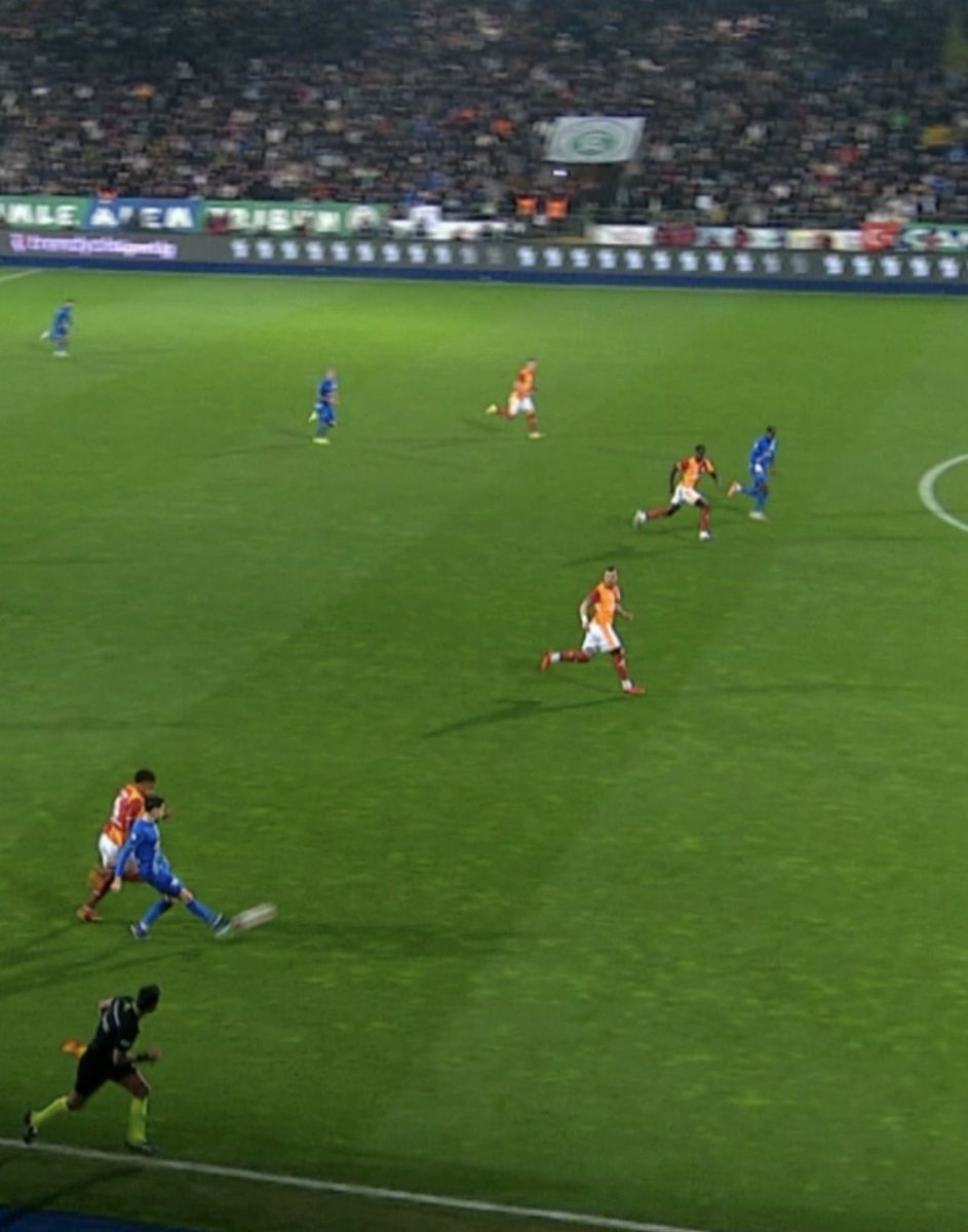 Pas anında Abdülkerim'in bacağı dümdüz ve ayağı yere basıyor.

Ama 10 dakika sonra gelen görüntüde bacak dizinden kırılmış ve ayağı havada.

Cumhurbaşkanından rica edin de bu konuya da bir el atsın. <a href="/sadettinsaran/">Sadettin Saran</a> <a href="/AdemKoz/">Adem KÖZ</a> <a href="/omer_topbas/">M. Ömer Topbaş</a>