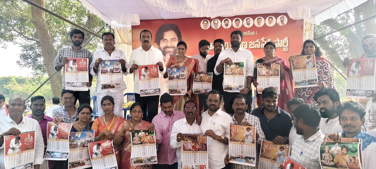 MogaliVenkat's tweet photo. పిఠాపురం లో తుమ్మల బాబు గారు, కిషోర్ గారు, వరలక్ష్మి గారి చేతుల మీదగా జనసేన వారాహి క్యాలెండర్లు పంపిణీ...

ఇక్కడితో పూర్తి అయింది.. భాగస్వామ్యం అయినా ప్రతి ఒక్కరికి పేరు పేరు నా ధన్యవాదాలు 🙏🙏🙏

@PawanKalyan @itsRamTalluri @JanaSenaParty https://t.co/Ago9wWKdKC
