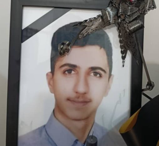 چه قهرمانای گمنامی...
۱۵ دی تولد ۱۹ سالگیش بود. ۱۸ دی درحالیکه مجروحا رو کمک میکرد تو کرج کشتنش.
#محمدمهدی_خان‌محمدی