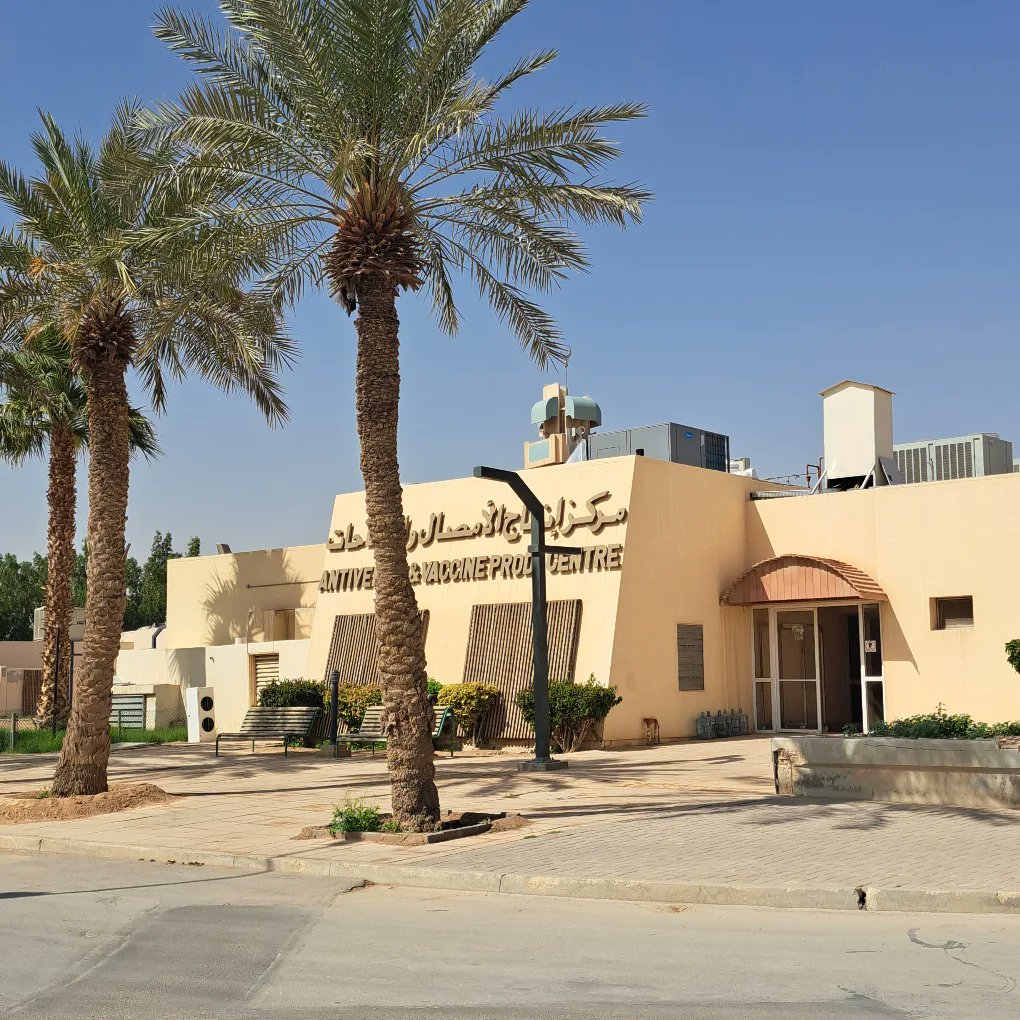DAljury's tweet photo. تشرفت بمشاركتي كعضو في اللجنة الاستشارية الطلابية ومسؤولة عن الطالبات في زيارة مركز إنتاج الأمصال واللقاحات،
حيث كانت تجربة غنية بالمعرفة اطّلعنا من خلالها على الجهود المبذولة في مجال حيوي يخدم صحة المجتمع ويعكس رؤية مستقبلية واعدة.✨️😄 https://t.co/IxBuHxwMq6