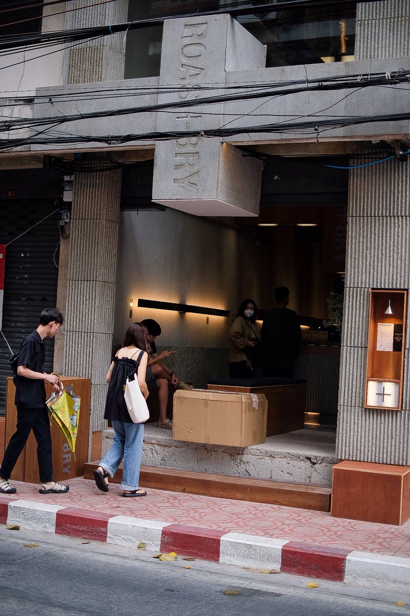 IbzPs's tweet photo. Roast8ry  ร้านกาแฟดีดีจากเชียงใหม่มาเปิดแล้ว ตรงตรอกไกร ทรงวาด ข้างร้าน Beans ร้านนี้การันตีกาแฟดี เพราะมีแชมป์ บาริสต้าการันตี ส่วนตัวชอบมาก กาแฟดำอเมริกาโน่อร่อย ปลื้มปริ่ม เจ้าของร้านเท่ด้วย #อร่อยบอกต่อ #อร่อยไปแดก #aroii #wongnai #วงในพาแดก #kin24hrs https://t.co/ckN3zu247M