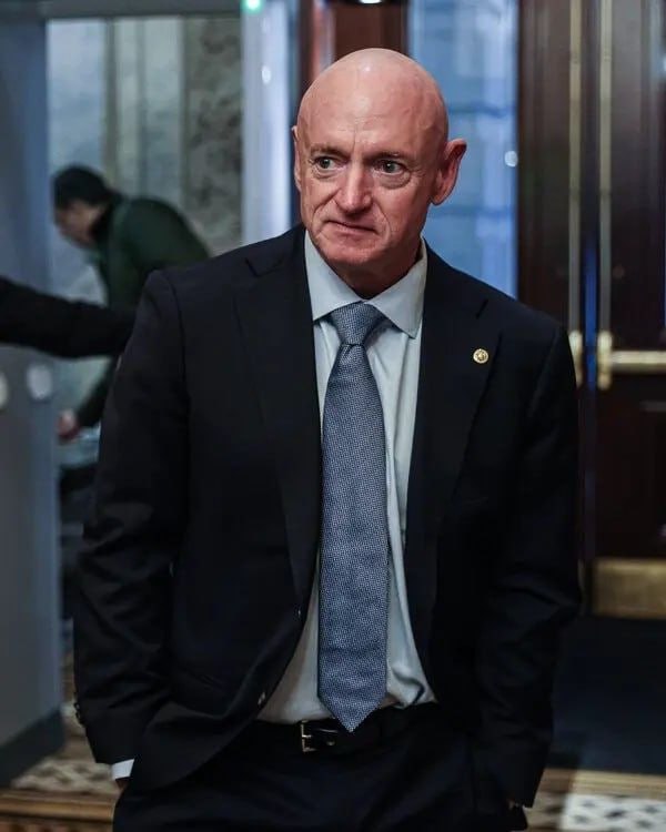🇺🇸 QUESTION FOR PATRIOTS:
Do you believe Senator Mark Kelly has betrayed the American people?

Cast your vote:

👉 YES or NO?

If your answer is YES, drop a big THUMBS-UP 👍 below!