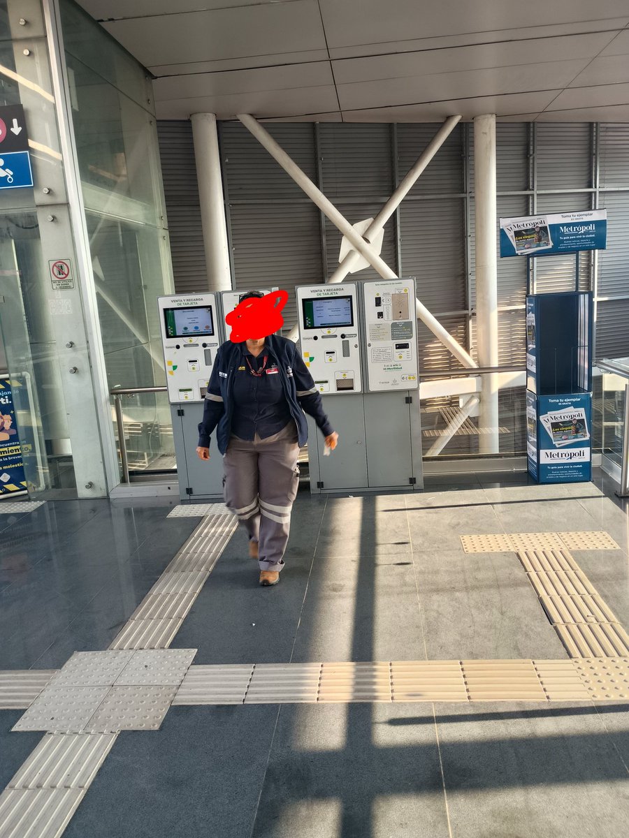 Dread_Luffy's tweet photo. "Ninguno de los 4 cajeros acepta billetes tiene que ir  a cambiar a otro lado" , todas las escaleras sin funcionar, así si sube el transporte a 20 si quieres @TransporteJal @GobiernoJalisco @PabloLemusN #alestilojalisco https://t.co/aWi8rAfWAM