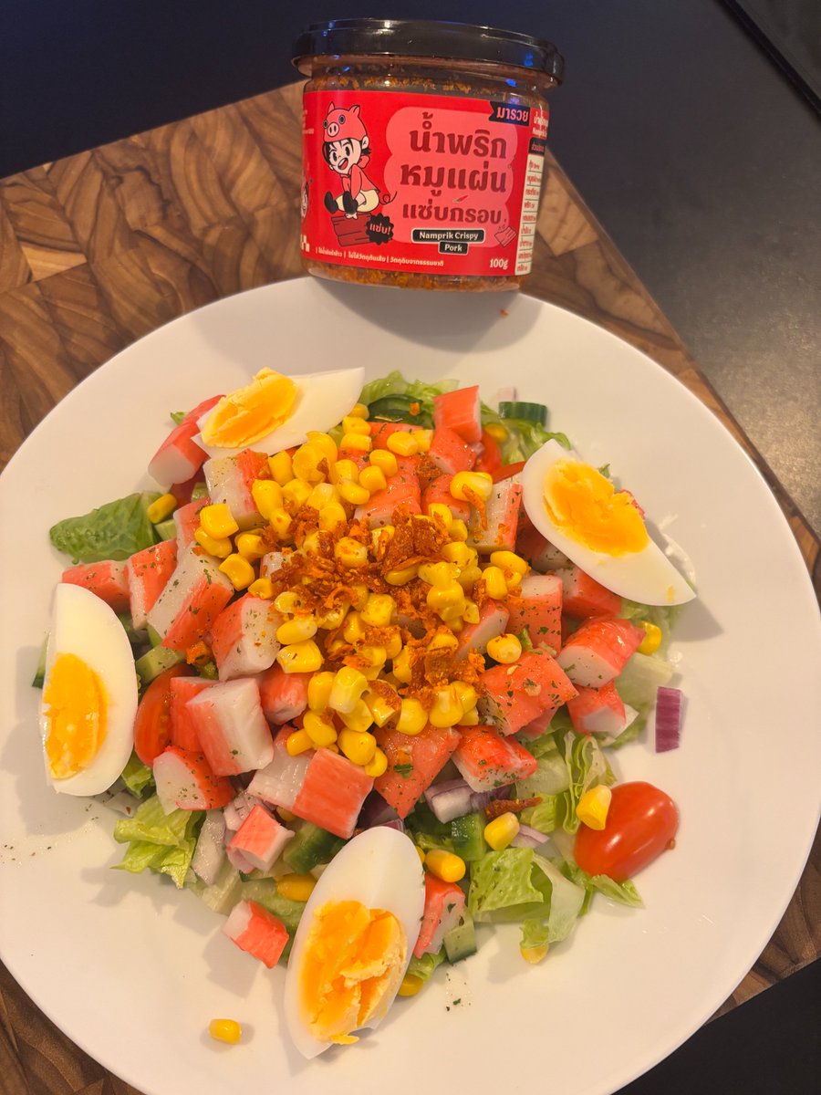 Todays dinner, sallad with surimi and eggs and on the top, Namprik Crispy pork! 
Don´t laugh at the small amount of Namprik, I´m a Swede! We normaly don´t eat hot food like this so I´m learning. But I love it! 😍
#MaruayLovePair #MaruayChiliPaste #NamprikMaruayByBossCKM