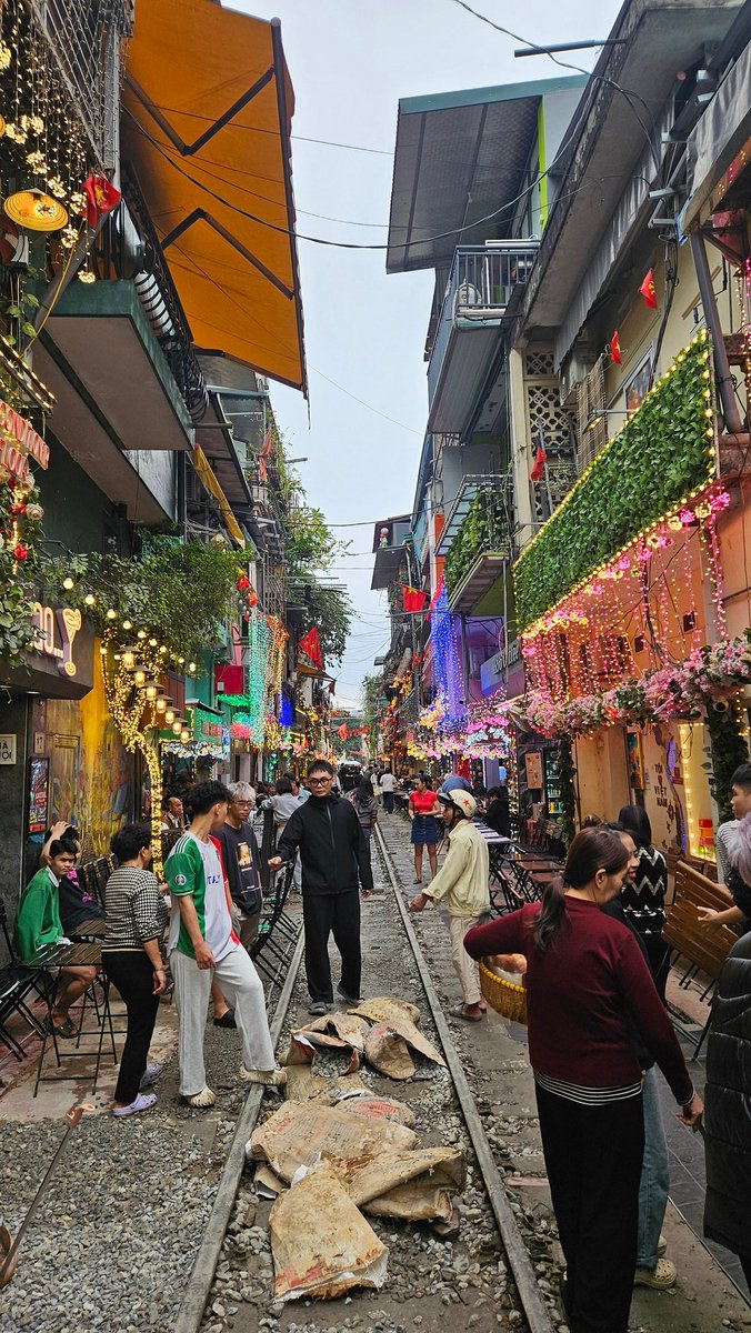 BeranSamba's tweet photo. When in #Hanoi a stop at #TrainStreetHanoi is a must. Nearby #Hanoi-Oi-Kitchen serves up great food too. #BahnMi #TravelTips #traveling https://t.co/9p3kx7iJrc