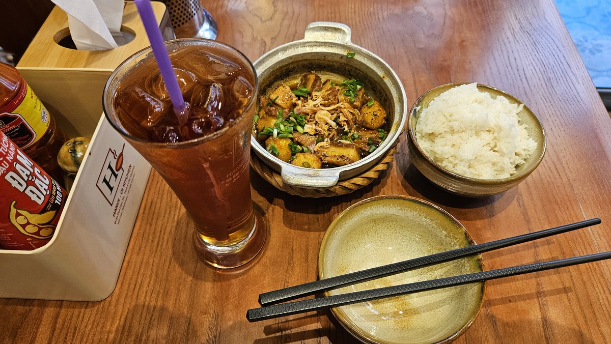 BeranSamba's tweet photo. When in #Hanoi a stop at #TrainStreetHanoi is a must. Nearby #Hanoi-Oi-Kitchen serves up great food too. #BahnMi #TravelTips #traveling https://t.co/9p3kx7iJrc