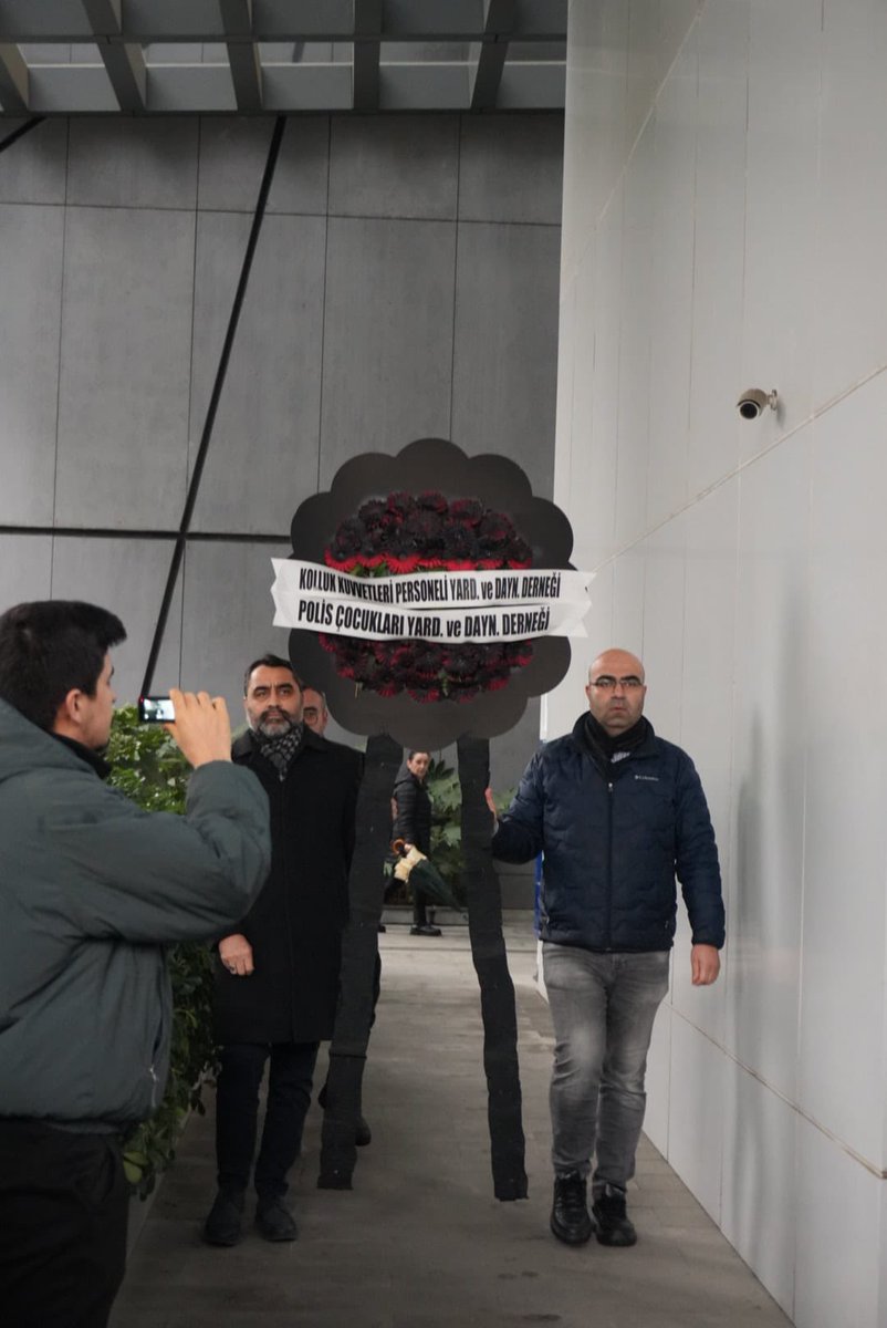 GEBETETV's tweet photo. #TÜVTÜRK GENEL MERKEZİNE 
SİYAH ÇELENK BIRAKILDI

Ankarada TüvTürk Araç muayene istasyonunda bir Polisin darp edilerek öldürülmesine ülke geneli tepkiler çığ gibi büyüyor. 

Polis Çocukları Yardımlaşma ve Dayanışma Derneği Başkanı ve KOLLUK DER İstanbul İl Başkanı Turan EŞELİOĞLU’nun sosyal medyada yapmış olduğu çağrıya;
- Turancı Dernekler Birliği
- Kamu Teşkilatları Sendikası
- Milliyetçiler Teşkilatı
- Vatandaşlar
Karşılık vererek İstanbul Ayazağa’da bulunan TüvTürk Genel Merkez Binası önünde toplanıp protesto ederek Türk Polisinin yanında olduklarını belirtip yapılan Basın Açıklamasına destek verdiler

@turancibirlik @Kamu_TS