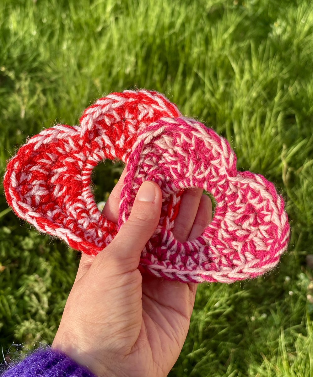 Choubidoo_'s tweet photo. Hello Twitter ✨ je fais pas ça souvent mais sur mon Vinted j’ai mis des chouchous en forme de cœur que je fais au crochet et j’ai 0 visibilité 👉🏼👈🏼 viens faire un tour si t’es intéressé.e 🥰 https://t.co/I2LIVEJ0gH https://t.co/MX8BdvQoUK